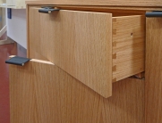 Detailansicht einer handgearbeiteten Schublade mit Fingerzinken