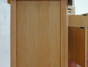 Fein geschliffene Sideboard-Wand mit sichtbarer Maserung und präzisen Kanten