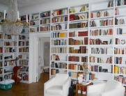 Hochwertiges weißes Bücherregal, das bis zur Decke reicht – ideal für große Bücher- und Deko-Sammlungen