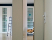 Weiße, minimalistische und moderne Flureinbauten – maßgefertigte Lösung für ein helles und aufgeräumtes Erscheinungsbild im Eingangsbereich