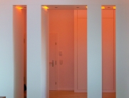 Maßgefertigte Flureinbauten in modernem, weißem und minimalistischem Design – für einen aufgeräumten und hellen Eingangsbereich