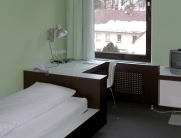 Hotelzimmermöbel – modernes Bett und Schreibtisch für eine komfortable und funktionale Gestaltung des Raums