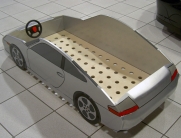 Maßgefertigtes Kinderbett als sportlicher Rennwagen – ideal für kleine Autofans