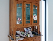 Charmanter rustikaler Regalschrank in einer Küche, der durch seine Holzoptik und robuste Bauweise viel Stauraum und ein gemütliches, traditionelles Flair bietet.