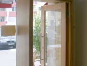 Große Eingangstür mit Glaselementen und Metallrahmen für ein modernes Ladengeschäft