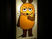 Überdimensionale Maus-Skulpturen und thematische Ausstellungsmöbel im Museumsraum