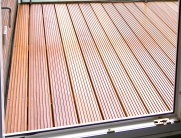 errassenboden aus Holz – robuste und natürliche Holzdielen für den Außenbereich.