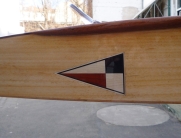 Traditionelles Holzboot – aus natürlichen Materialien gefertigt, ideal für entspannte Fahrten auf dem Wasser