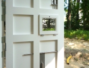 Geöffnete weiße Holztür mit kleinem Fenster – Innenansicht mit klassischem und hellem Design.