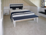 Weiße Holzmöbel für das Schlafzimmer – Bettgestell, Bank am Fußende und Nachttische in einem eleganten und harmonischen Stil