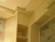 Oberansicht einer Möbelgestaltung – elegante Regale und Schrankelemente aus klassischem Weiß mit durchdachtem Design.