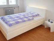 Bett mit weißem, modernem Rahmen – stilvolle und schlichte Lösung für ein zeitgemäßes Schlafzimmerdesign