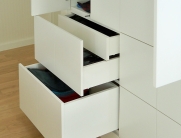 Schubladen in einem begehbaren Kleiderschrank – praktische Aufbewahrungslösungen für Kleidung und Accessoires.