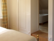 Auschnitt eines klassischen weißen Schrankfronts im Schlafzimmer – glänzende Oberfläche für elegantes und zeitloses Design.