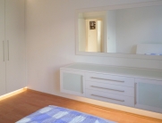 Moderne, weiße Hängeschrank für das Schlafzimmer – elegante und platzsparende Aufbewahrungslösung.