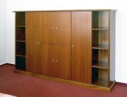 Klassisches braunes Holzregal mit Schränken und Regalen an den Seiten – elegantes Design.
