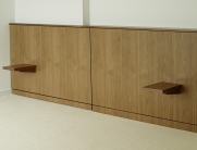 Einfaches, minimalistisches Holzregal mit klarer Struktur.