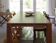 Robuster brauner Holztisch mit natürlicher Maserung, perfekt als Esstisch oder als Arbeitsplatz in einem rustikalen oder modernen Interieur.