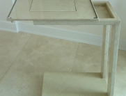 Moderner Sofa Beistelltisch in minimalistischer Form, ideal für das Wohnzimmer. Perfekt für das Abstellen von Getränken, Büchern oder Dekorationen neben dem Sofa.