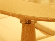 Halbrunder Tisch aus hochwertigem Holz, kombiniert mit einer eleganten Glasplatte, die für ein modernes und stilvolles Design sorgt. Perfekt für jede Einrichtung, die Holz und Glas harmonisch vereinen möchte.