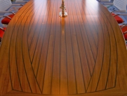 Ein einzigartiger Tisch aus Mahagoni-Holz, stilisiert in Form eines Bootes. Dieser Tisch vereint handwerkliche Kunstfertigkeit mit einem maritimen Touch und ist ein echtes Highlight für jedes moderne oder nautisch inspirierte Interieur.