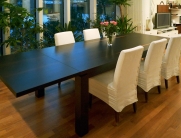 Eleganter schwarzer Tisch mit minimalistischer Design-Ästhetik, geeignet für moderne Wohnräume oder Büros. Der Tisch bietet eine klare Linienführung und kann vielseitig in verschiedenen Raumkonzepten integriert werden.