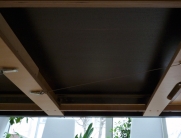 Eleganter schwarzer Tisch mit minimalistischer Design-Ästhetik, geeignet für moderne Wohnräume oder Büros. Der Tisch bietet eine klare Linienführung und kann vielseitig in verschiedenen Raumkonzepten integriert werden.