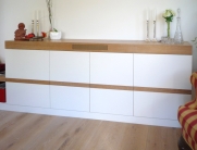 Moderne stehende Kommode in Weiß mit Holzelementen