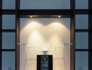 Elegante, maßgeschneiderte Bücherregale mit subtiler LED-Beleuchtung, die für eine warme Atmosphäre im Raum sorgt.